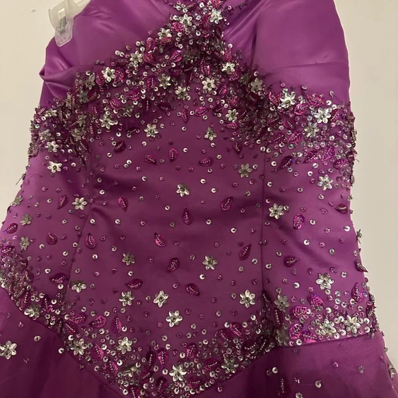 I wore this dress and a spring formal a few years ago. - Picture 4 of 13